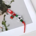 Nahaufnahme eines festlichen Weihnachts-Taschenanhängers mit Sternperlen und einer roten Glocke - Glocken-Stil (Stil 1)