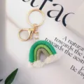 Porte-clés arc-en-ciel en macramé tressé à la main avec pompon vert et fermoir doré - Bleu lac