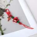 Detail eines Weihnachtsanhängers mit Stern und Zuckerstange sowie rot-grünen Perlen. - Zuckerstangen-Stil (Stil 2)