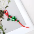 Makroaufnahme eines Weihnachtsanhängers mit Fokus auf den grünen Metallstern und Baum - Weihnachtsbaum-Stil (Stil 3)