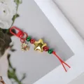 Detailansicht eines süßen Weihnachtsanhängers mit goldenem Stern und festlichen bunten Perlen - Strass Glocken-Stil (Stil 4)