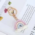 Porte-clés arc-en-ciel tissé à la main avec pompon blanc et fermoir doré chic - Violet Abricot Bleu