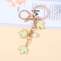 Elegant gold maple leaf keychain with pearl charms for handbags decoration and gifts - 浅黄珍珠款式