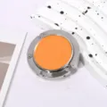 Detailweergave van een draagbare, opvouwbare metalen tassenhaak in zilver en oranje. - Enkele Haak Opvouwbare Stijl / Oranje