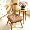 Ländlicher Holzstuhl mit braunem floralen Memory Schaum Sitzkissen für gemütliches Sitzen - Memory-Schaum-Sitzkissen mit Schatteneffekt in Kaffee