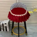 Housse de chaise en velours rouge avec dossier pied-de-poule et dentelle, détail. - Rouge