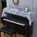 Housse anti-poussière pour piano avec motif de nuage blanc et élégants volants en dentelle. - 48*260 cm / Nuage