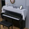 Vue détaillée de la housse anti-poussière de piano en dentelle française moderne et épurée. - 48*260 cm / Blanc chaton de saule