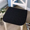 Vue détaillée du coussin de chaise matelassé noir à motif de points géométriques, assise confortable. - Noir uni antidérapant matelassé