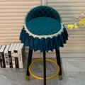 Housse de chaise incurvee en velours vert fonce avec motif losanges et bordure dentelle. - Bleu uni