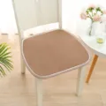 Gedetailleerd overzicht van het bruine gewatteerde eetkamerstoelkussen van zachte stof. - Universeel voor normale stoelen / Gevoerde koffiekleurige kussens met ronde rand