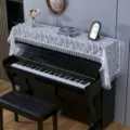 Vue détaillée de la housse de piano en dentelle blanche avec de jolis motifs de feuilles. - 48*260 cm / Blanc Feuille