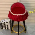 Housse de tabouret de bar matelassée rouge avec bordure en dentelle élégante et dossier. - Rouge uni