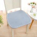 Gedetailleerd uitzicht op het lichtblauwe gewatteerde stoelkussen met witte kantrand in huis. - Universeel voor normale stoelen / Grijze gewatteerde hoes met kleine ronde rand