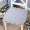 Vue détaillée du coussin de chaise matelassé gris clair avec motif à pois et bordure soignée. - Tapis matelassé antidérapant gris simple