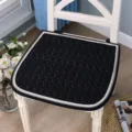 Détail de coussin de chaise matelassé noir, galette d'assise rembourrée avec bordure argentée. - Tapis matelassé antidérapant noir simple