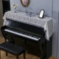 Vue détaillée de l'élégante housse de protection en dentelle pour piano avec motif de feuilles. - 48*260 cm / Feuille beige