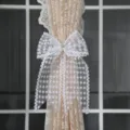 Witte kanten gordijnband met strik, bloemenpatroon en elegant pareldetail voor interieurdecoratie. - 1 Stuk/Verpakking / Witte Strik
