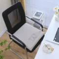 Memory-Foam Sitzkissen Stuhlkissen mit niedlichem Cartoon-Bär-Design für Büro. - 45x45 cm / Winkender Bär / Kaffeebraun