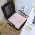 Ergonomisches Memory Foam Sitzkissen für Bürostuhl, bequemes rosa Polster mit süßem Bärchen-Design. - 45x45 cm / Winkender Bär / Rosa