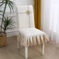 Gros plan sur la housse de chaise de salle à manger matelassée beige avec bordure de dentelle. - L / Rembourrage doux style chinois beige Jin Shang Tian Hua