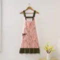 Grazioso grembiule floreale rosa con volant verdi, grembiule da cucina in tela traspirante. - Taglia unica / Rosa linguaggio dei fiori