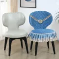 Vista dettagliata della fodera per sedia da pranzo trapuntata con bordo in pizzo blu elegante. - Una fodera per sedia (ordinare la quantità necessaria) / Peonia Fiorita Blu Seduta Tonda CC