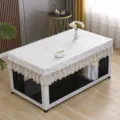 Detailansicht der rechteckigen wasserdichten Tischdecke mit eleganter Spitzenborte und Muster. - 60*60cm / Jacquard Beige Kaminabdeckung mit Spitzenkante