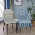 Vue détaillée de la housse de chaise matelassée de style nordique avec broderie de cerf et dentelle. - Toujours avec vous gris