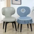 Fodera per sedia da pranzo trapuntata blu con ricamo di cervo e gonna, dettaglio decorativo. - Una fodera per sedia (ordinare la quantità necessaria) / Tutta la Via con Te Grigio Seduta Tonda CC
