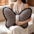 Gemütliches Schmetterling Kissen mit Blumenmuster und schwarzer Spitze, weich und bequem. - 50*60cm / Kastanienschale Dunkelbraun