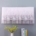 Dettaglio copricondizionatore in pizzo rosa, con ricamo floreale bianco e bordo smerlato. - Copertura TV integrale Edelweiss rosa a doppio uso