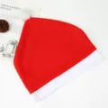 Feestelijke rood-witte kerst auto hoofdsteunhoes ontworpen als een grote kerstmuts decoratie - Geborsteld Fluweel Stijl