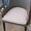 Vue détaillée de coussin de chaise en fer à cheval avec rembourrage doux et confortable. - Quantité à commander par chaise / Beige