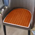 Gros plan de coussin de chaise en fer à cheval orange avec motif texturé et bordure argentée. - Quantité à commander par chaise / Orange