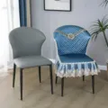 Housse de chaise bleue matelassée avec bordure en dentelle élégante et décor floral chic. - Grande Housse de Chaise Corne / Fleurs en fleurs bleu