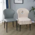 Housse de chaise incurvée matelassée avec broderie de cerf, bordure en dentelle douce, protection. - Grande Housse de Chaise Corne / Toujours avec toi beige