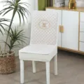 Fodera per sedia da pranzo trapuntata elastica con bordo in pizzo e ricamo monogramma. - M Beige