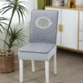 Fodera per sedia da pranzo elastica trapuntata grigia con elegante ricamo monogramma. - M Grigio