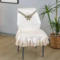 Vista detallada de la funda acolchada para silla de comedor con elegante bordado de encaje. - Fundas de silla en forma de calabaza / Flores en flor - Beige