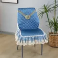 Detalle de funda de silla de comedor acolchada azul, borde de encaje bordado, elegante. - Fundas de silla en forma de calabaza / Flores floreciendo azul