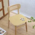 Gelbes gestepptes Stuhlkissen mit süßem Hasen-Stickmuster, rutschfester Sitz für Esszimmer. - Blumenkorb-Hase / Gelb