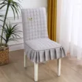 Housse de chaise de salle à manger matelassée grise avec jupe à volants, détail textile maison. - Housse rembourrée chinoise grise Golden Key