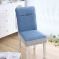 Détail en gros plan de la housse de chaise de salle à manger bleue matelassée avec broderie. - Bleu chaud