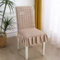 Gros plan sur la housse de chaise de salle à manger beige matelassée avec jupe à volants. - Housse rembourrée chinoise café Golden Key