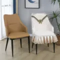 Fodera per sedia da pranzo trapuntata di lusso con ricamo in pizzo e gonna molto elegante. - Fiori sul Sentiero / Beige