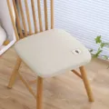 Primo piano del cuscino per sedia beige minimalista in memory foam con ricamo floreale. - 45x45x3.5cm / Fiorellino rosso beige