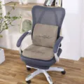 Vue detaillee de l'ensemble de coussins de chaise de bureau confortable en tissu kaki. - Coussin de Siège + Coussin Lombaire / Café