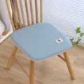 Vista dettagliata del cuscino per sedia in memory foam blu chiaro con etichetta. - 45x45x3.5cm / Fiorellino rosso verde