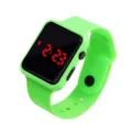 Detalle del reloj electrónico LED cuadrado verde vibrante con una llamativa pantalla digital roja - Verde